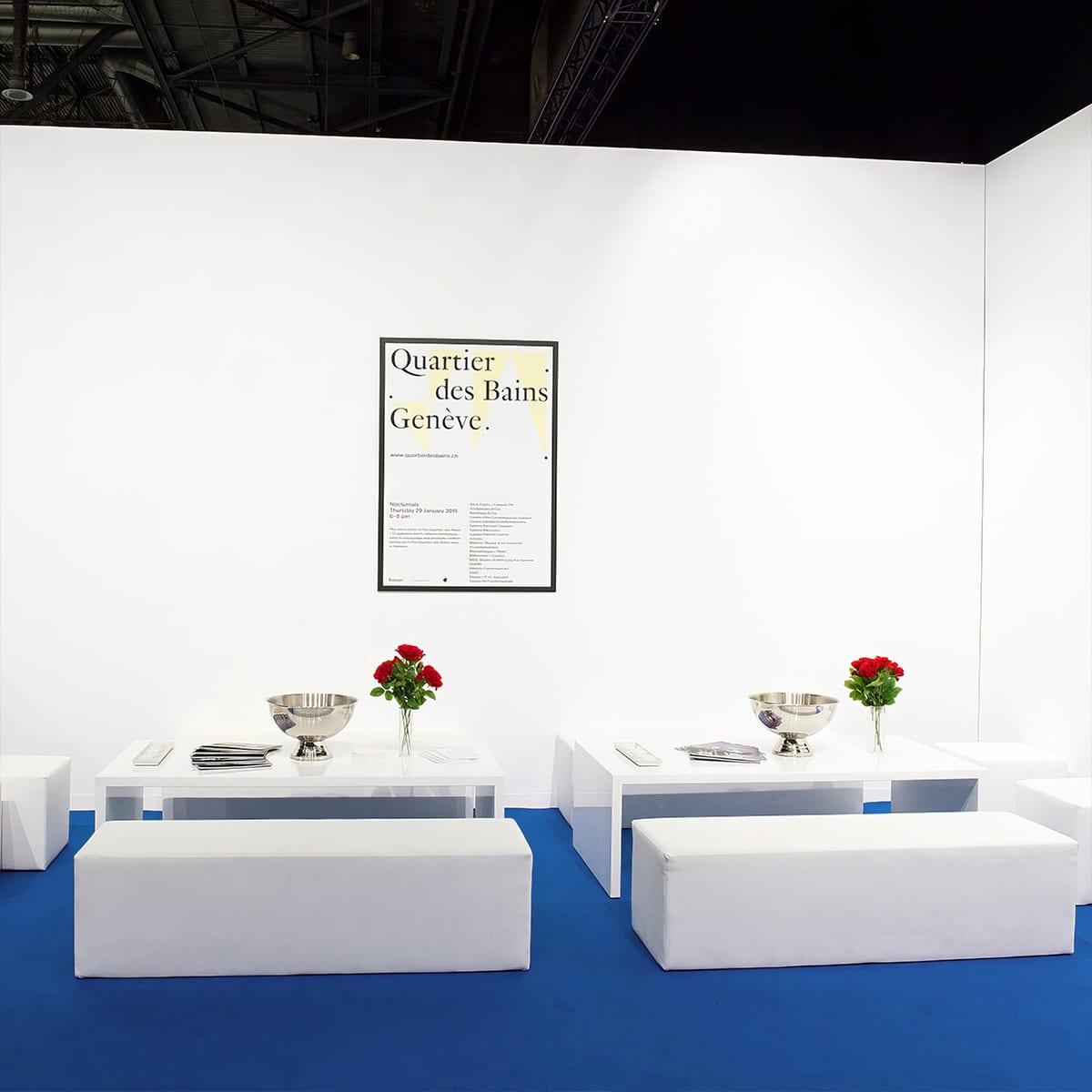 blauer Messeteppich mit weissen Loungemöbeln an einer Messe