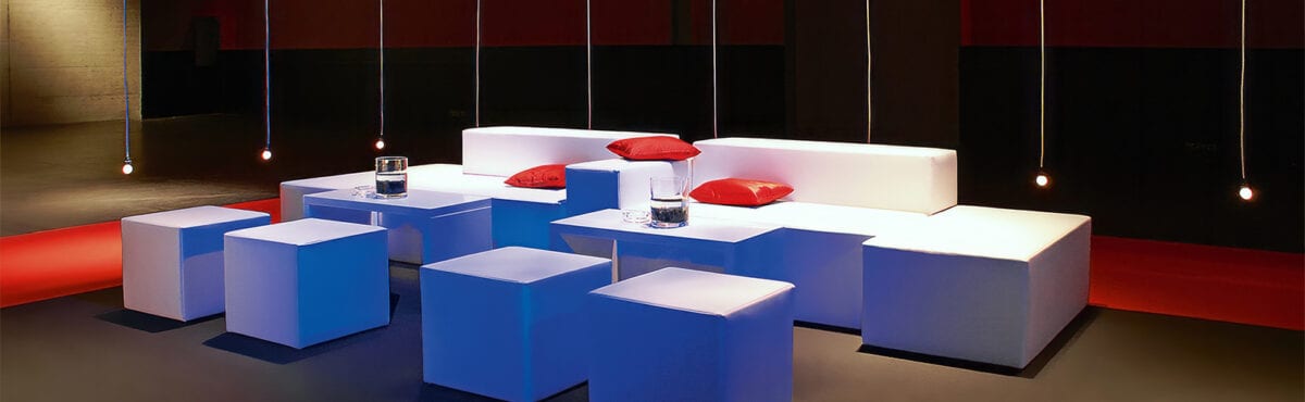Farbige Dekokissen auf weisser Lounge