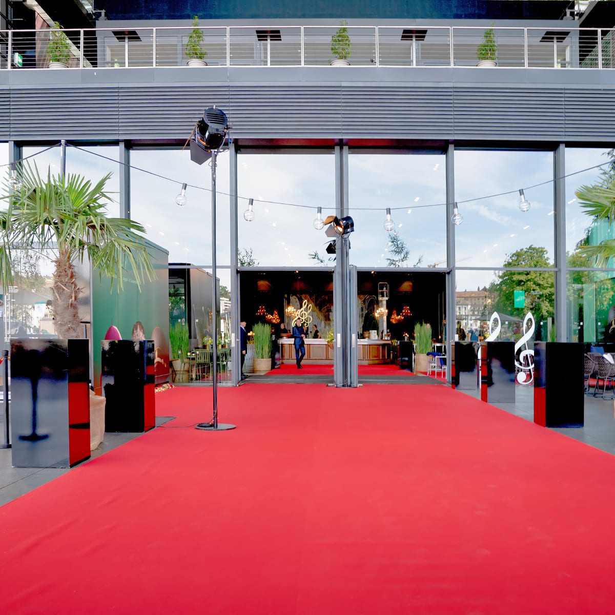 Roter teppich und schwarze Stehcubes an einem Event