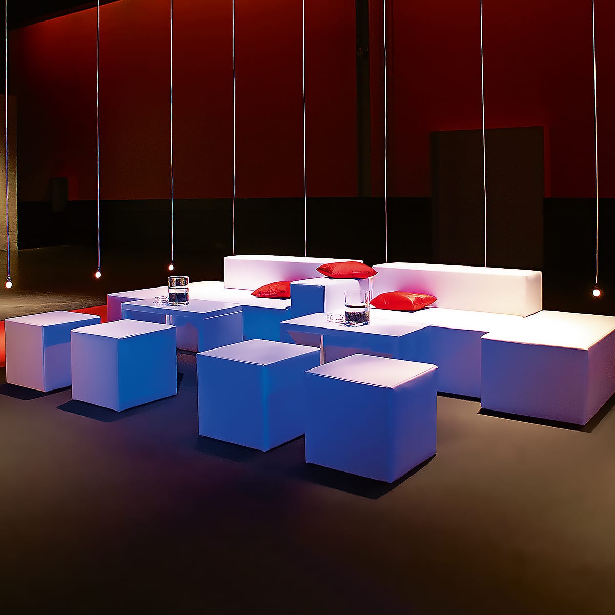 rote Kissen auf weisser Lounge