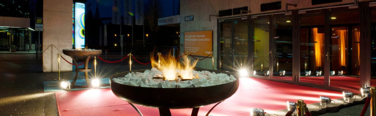 Exklusiver Eingansbereich eines Events mit imposanten Feuerschalen