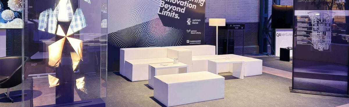 Stehlampe komplett in weiss mit weisser Lounge an Messestand