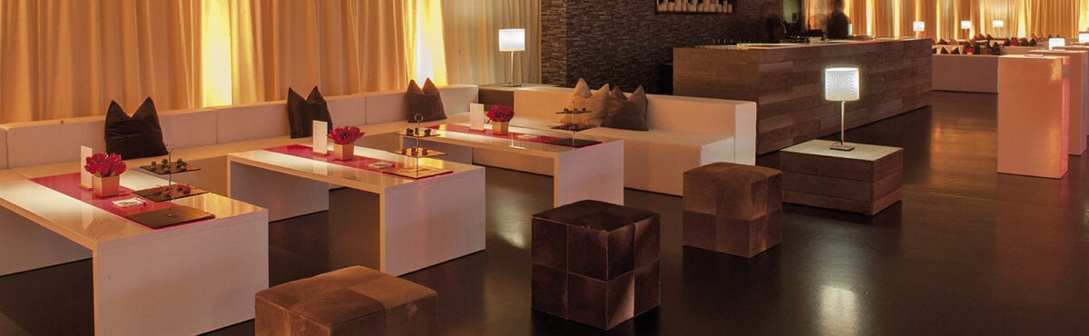 Lounge in weiss mit verschiedenen Dekokissen