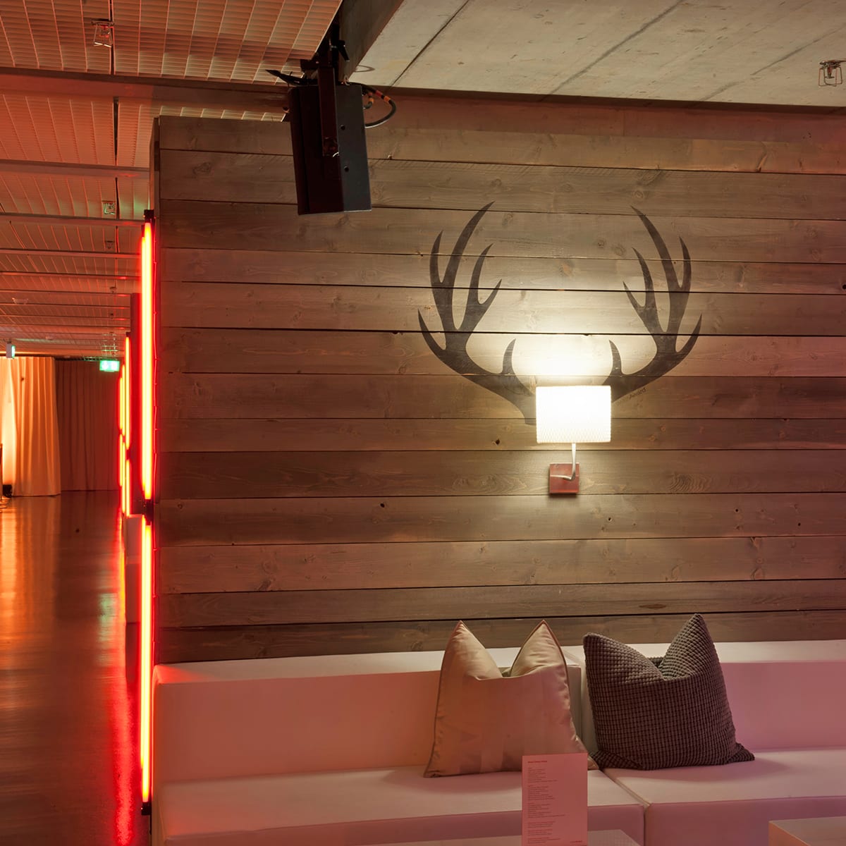Chalet Event mit Dekokissen und weisser Lounge
