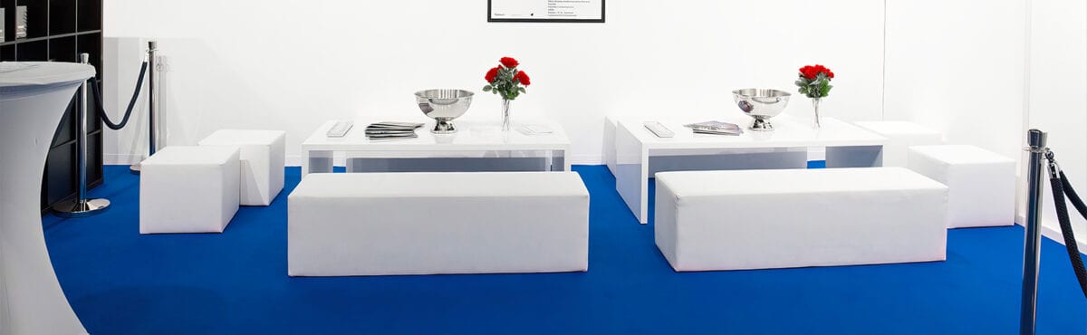 weisse Loungeelemente auf blauem Eventteppich