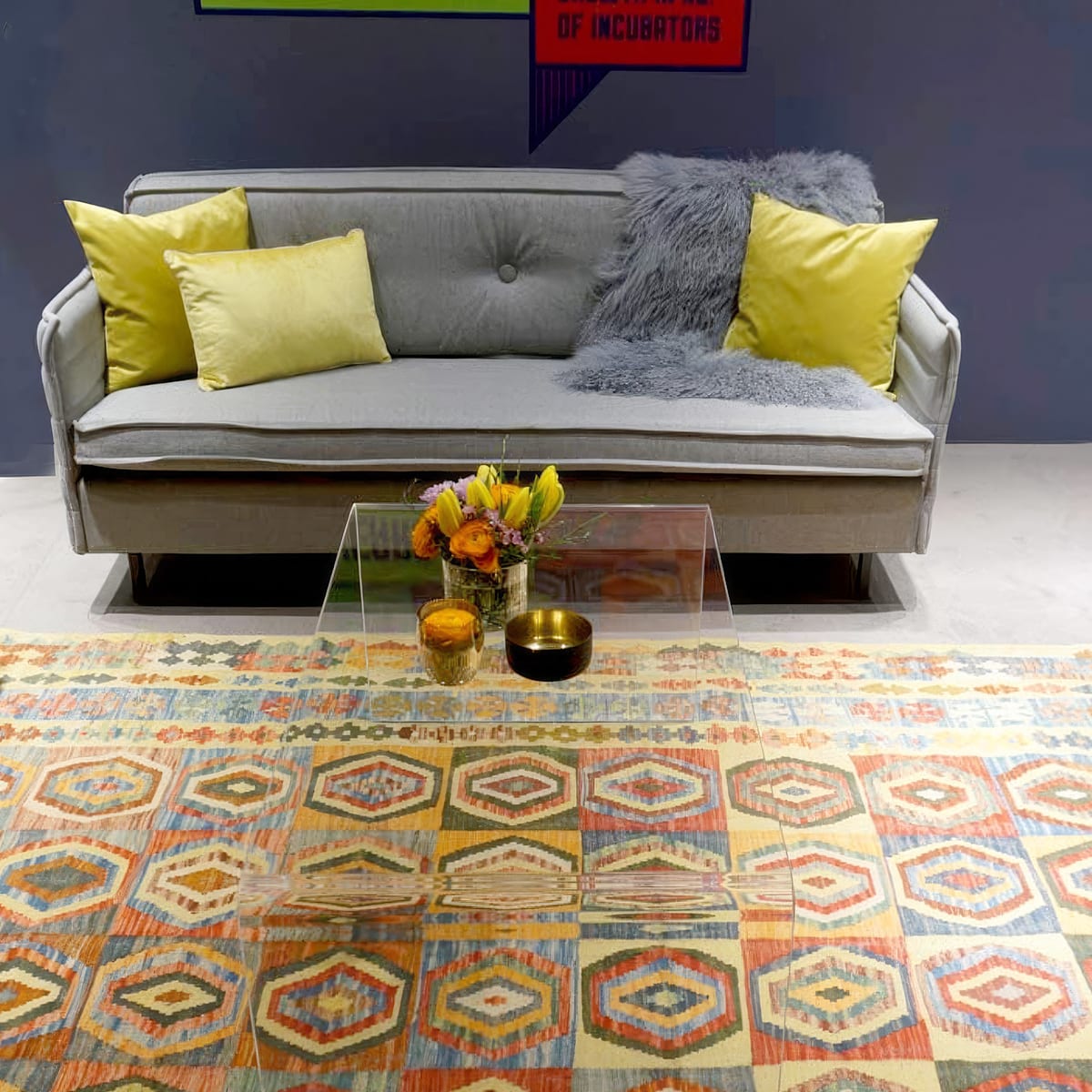 Sofakissen in diversen Farben auf grauem Sofa